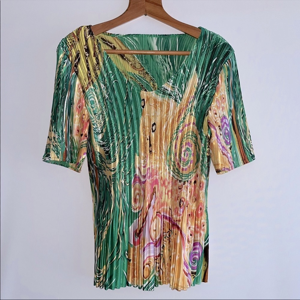 One size colourful top, short sleeve.